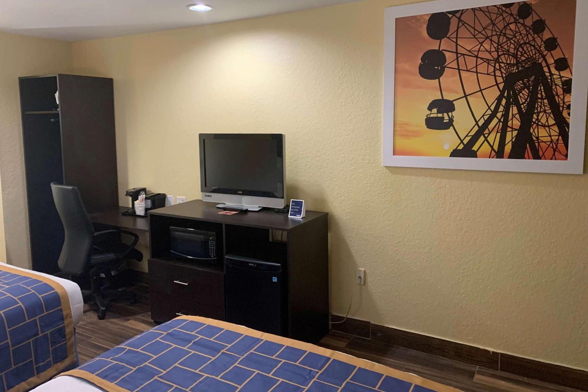 Days Inn & Suites by Wyndham Tampa/Raymond James Stadium photo 20