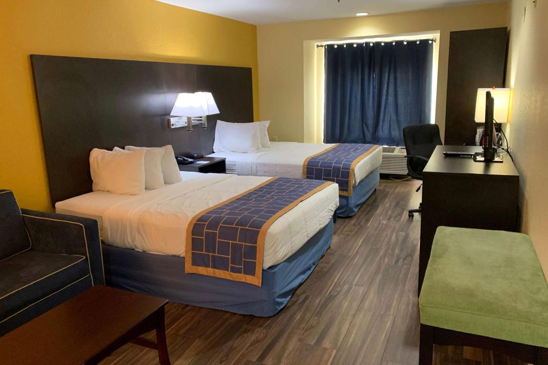 Days Inn & Suites by Wyndham Tampa/Raymond James Stadium photo 19