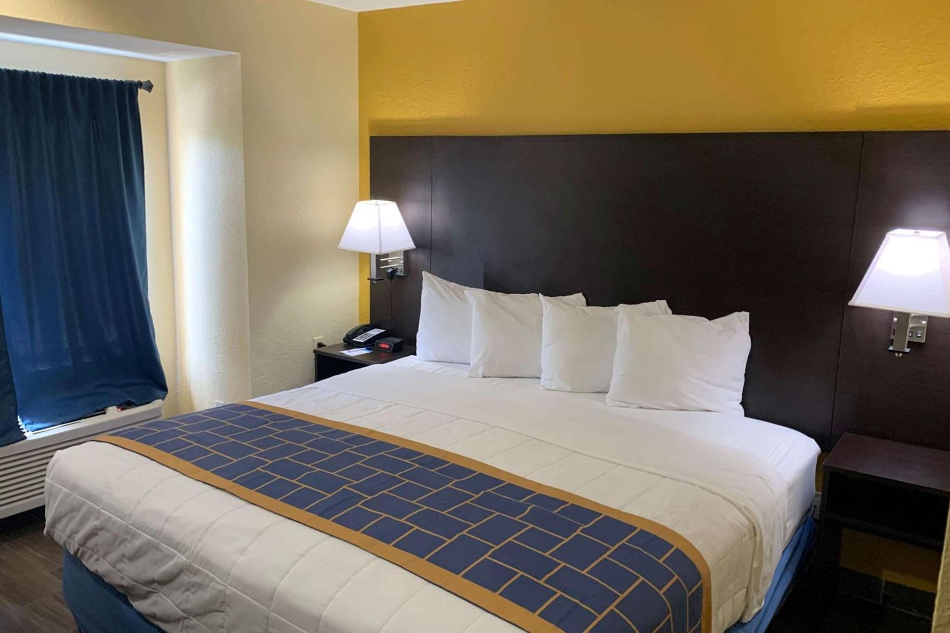Days Inn & Suites by Wyndham Tampa/Raymond James Stadium photo 18