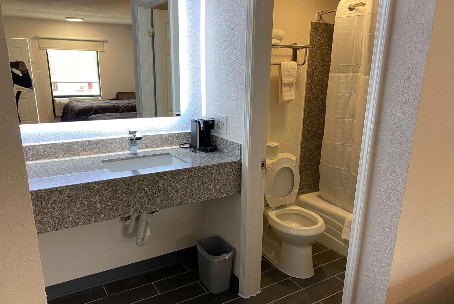 Super 8 by Wyndham Marietta/West/Atl Area photo 10