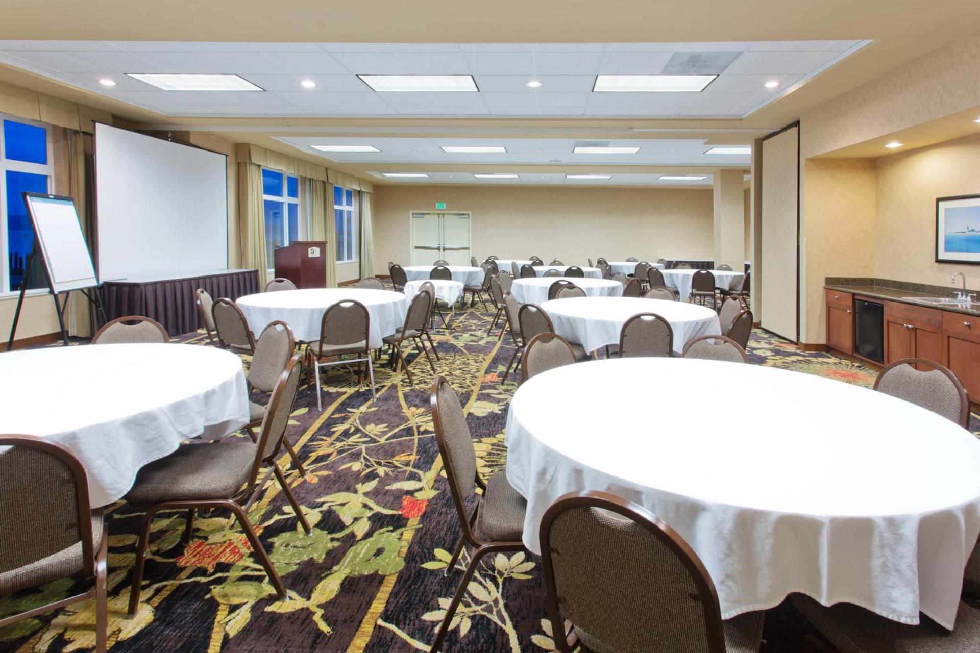 Holiday Inn Express Hotel & Suites Astoria by IHG photo 39