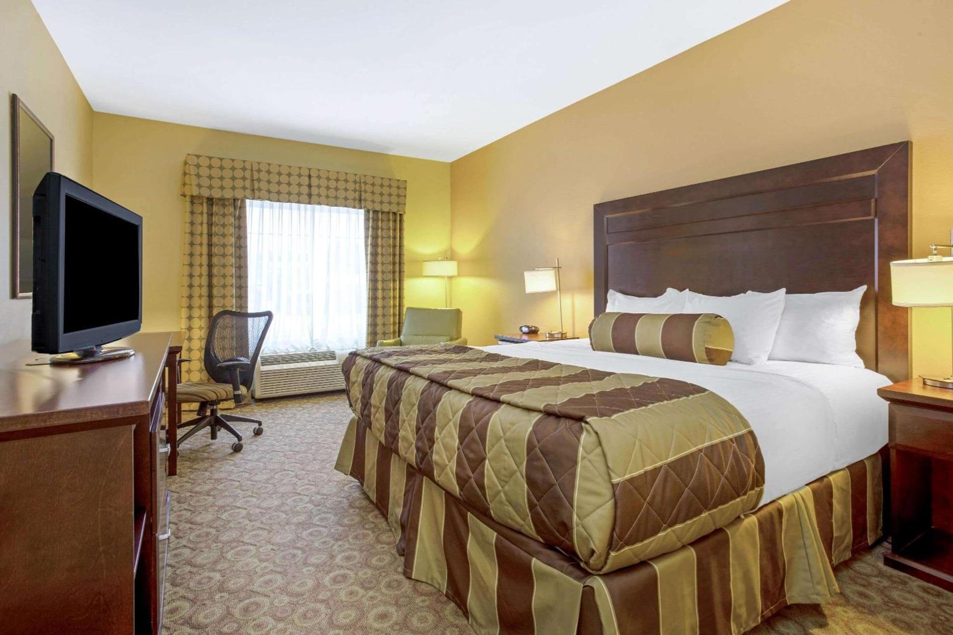 La Quinta by Wyndham Dickinson photo 20