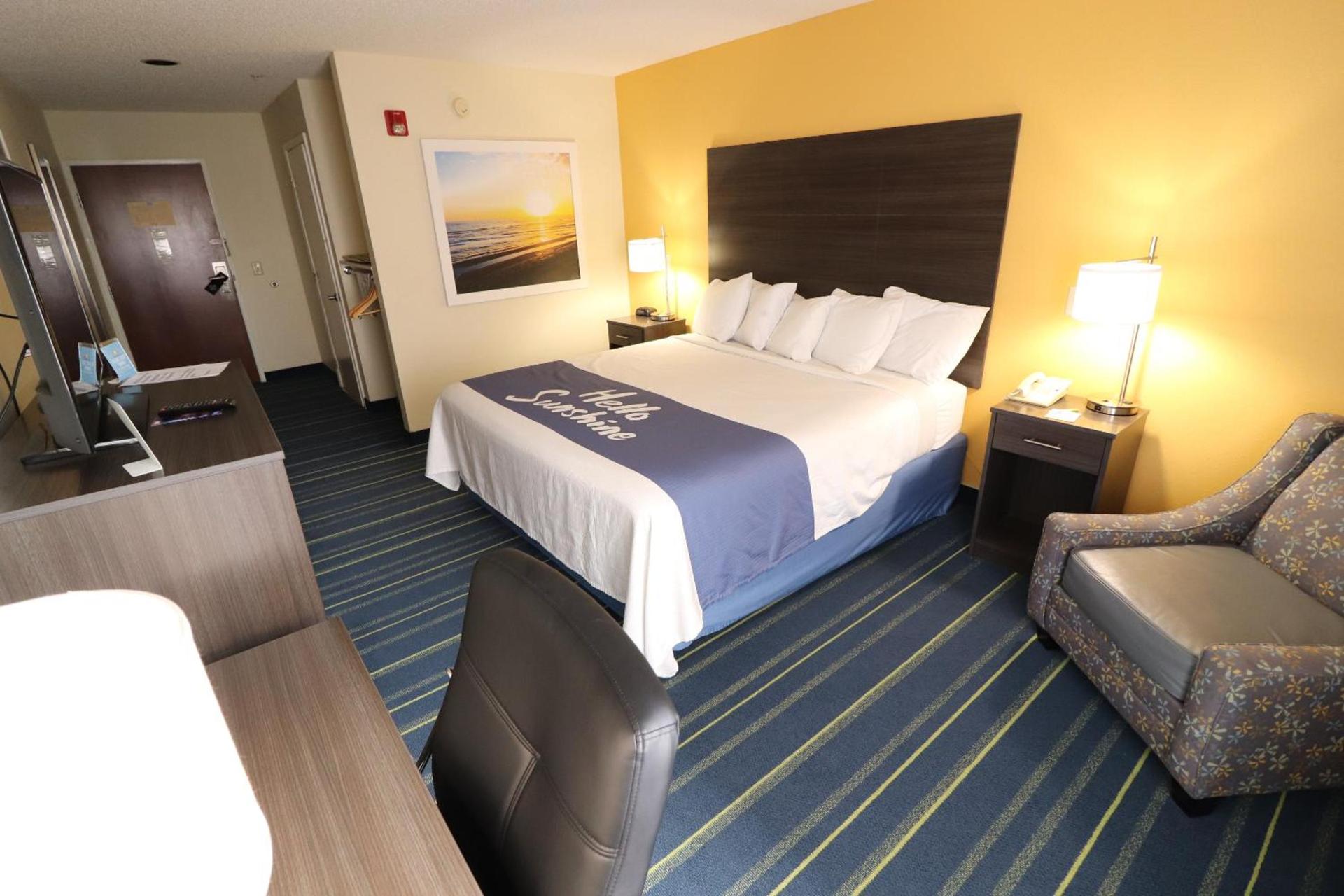Days Inn by Wyndham Burlington East photo 20