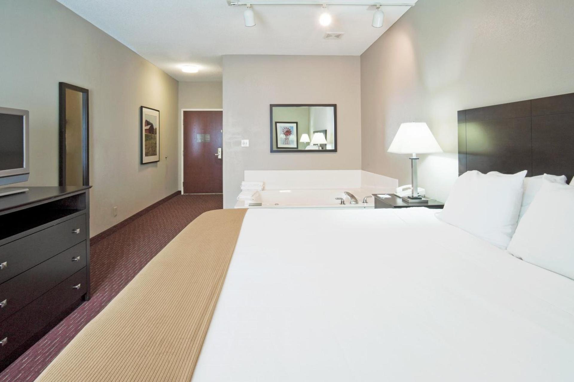 Holiday Inn Express Fort Wayne - East - New Haven by IHG photo 32