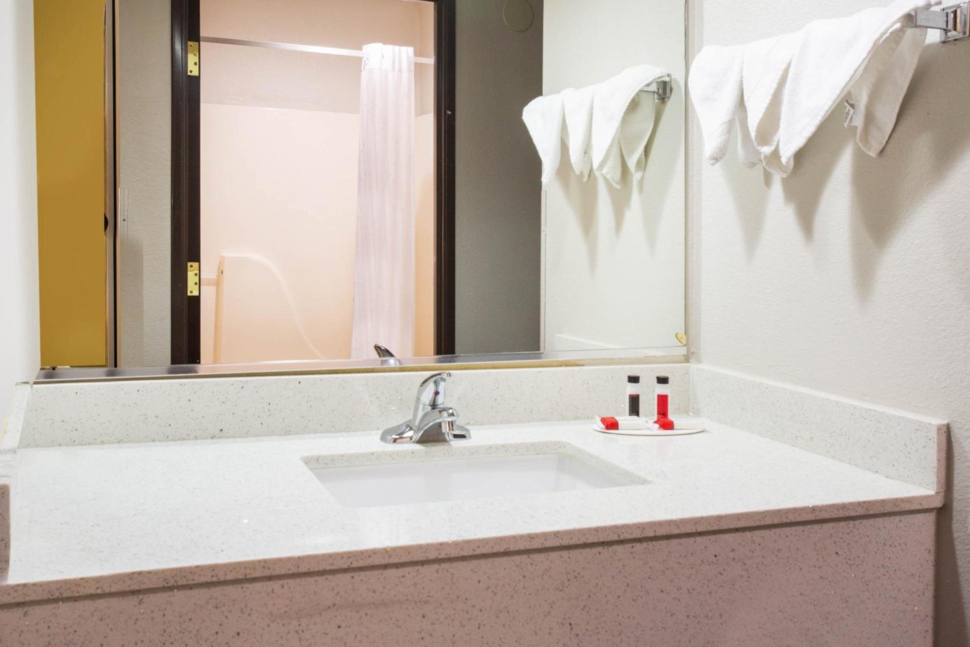 Days Inn by Wyndham Phoenix North photo 35