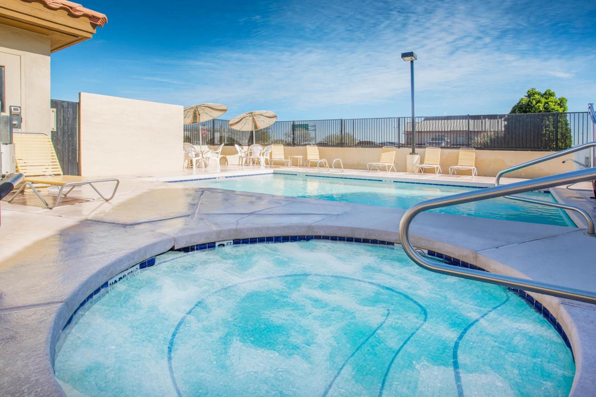 Days Inn by Wyndham Phoenix North photo 57