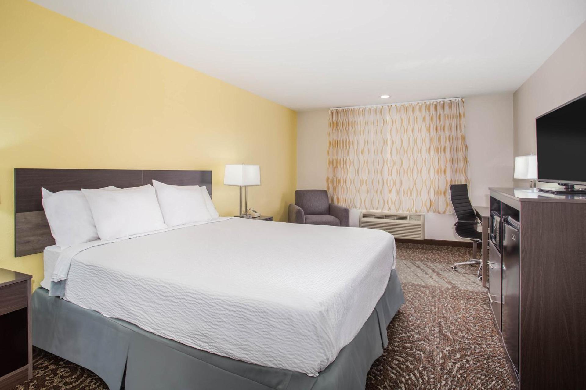 Days Inn by Wyndham Phoenix North photo 42