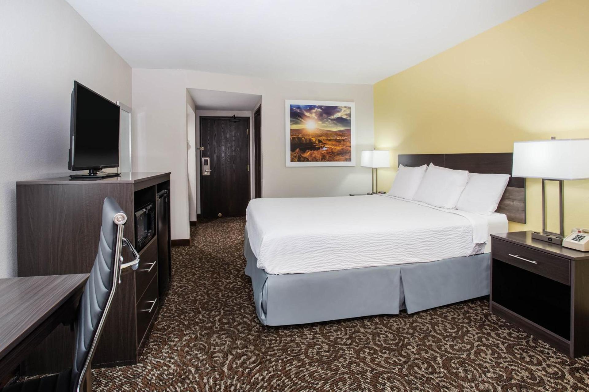 Days Inn by Wyndham Phoenix North photo 41