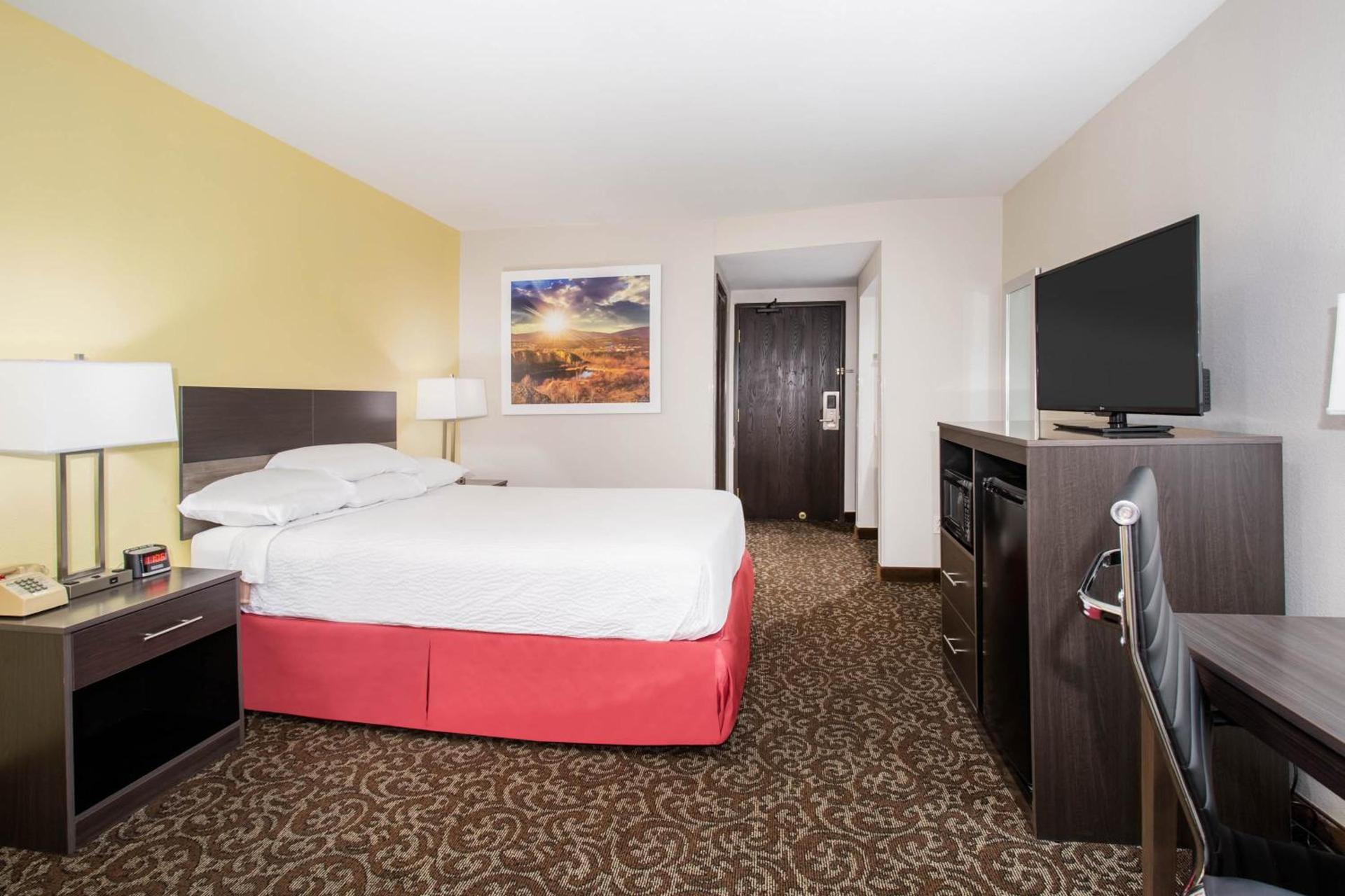 Days Inn by Wyndham Phoenix North photo 38