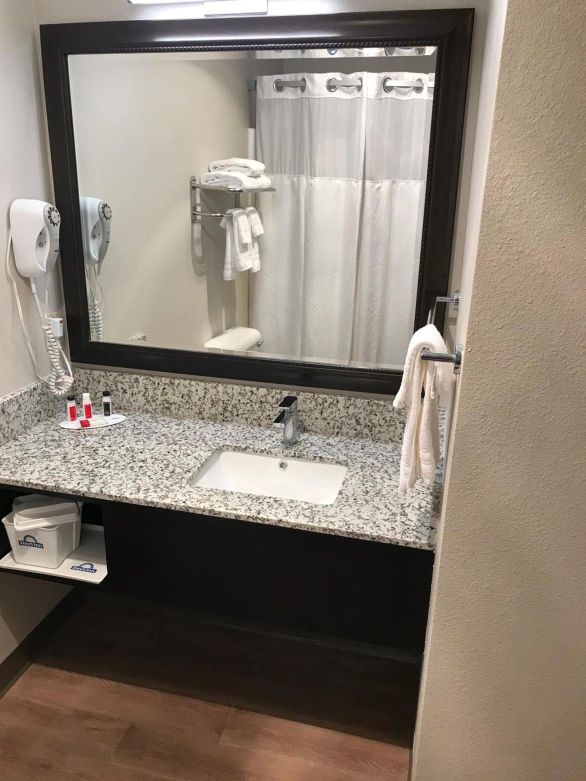 Days Inn by Wyndham Bernalillo photo 11