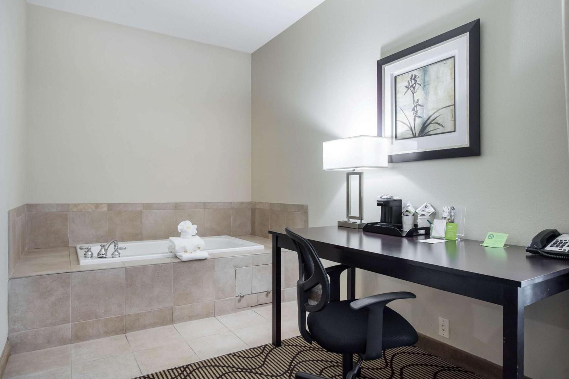 La Quinta by Wyndham Auburn photo 29