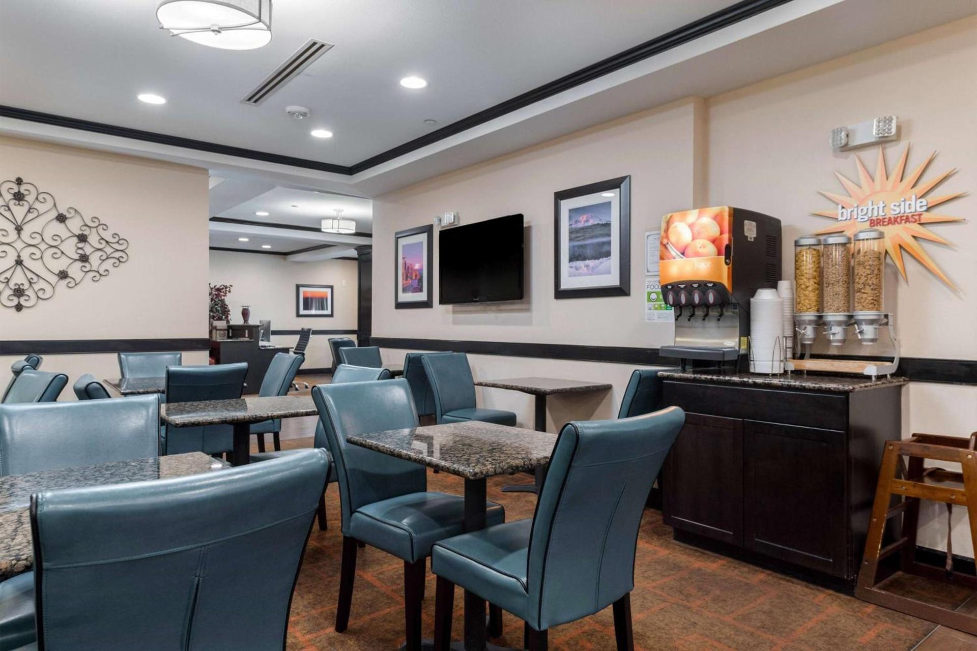 La Quinta by Wyndham Auburn photo 37