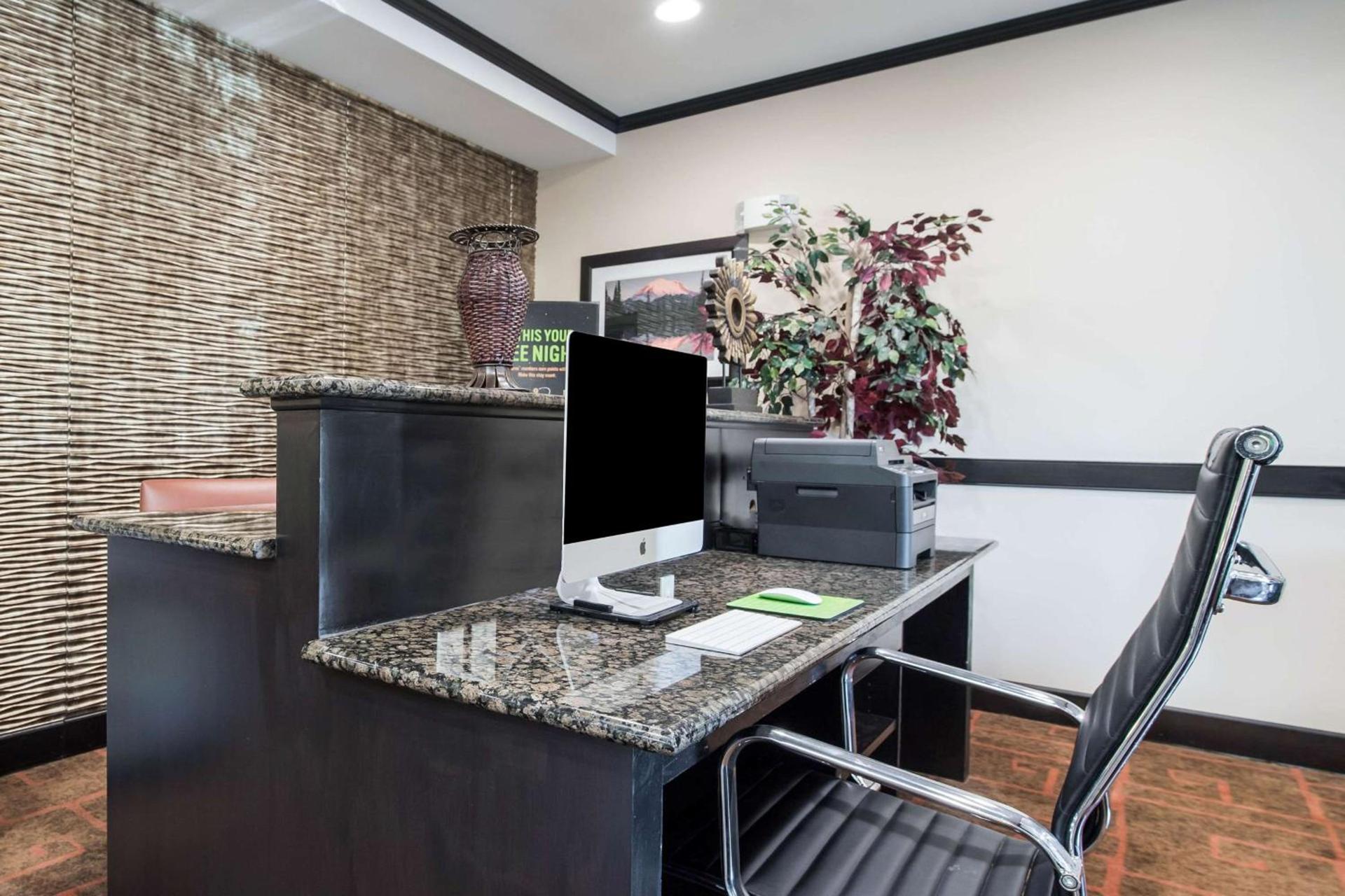 La Quinta by Wyndham Auburn photo 41