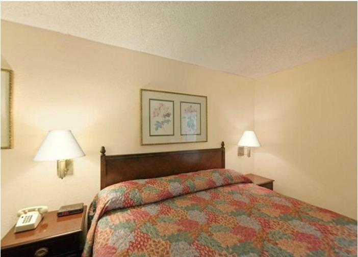 Americas Best Value Inn Laredo photo 10