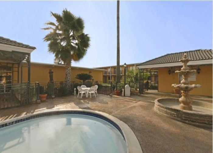 Americas Best Value Inn Laredo photo 23