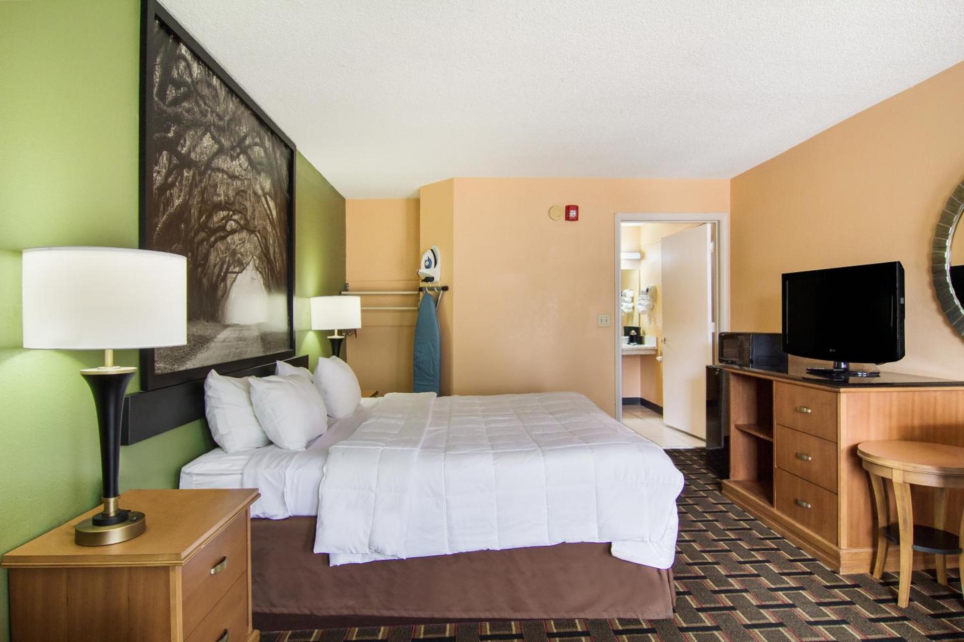 Americas Best Value Inn Darien photo 18