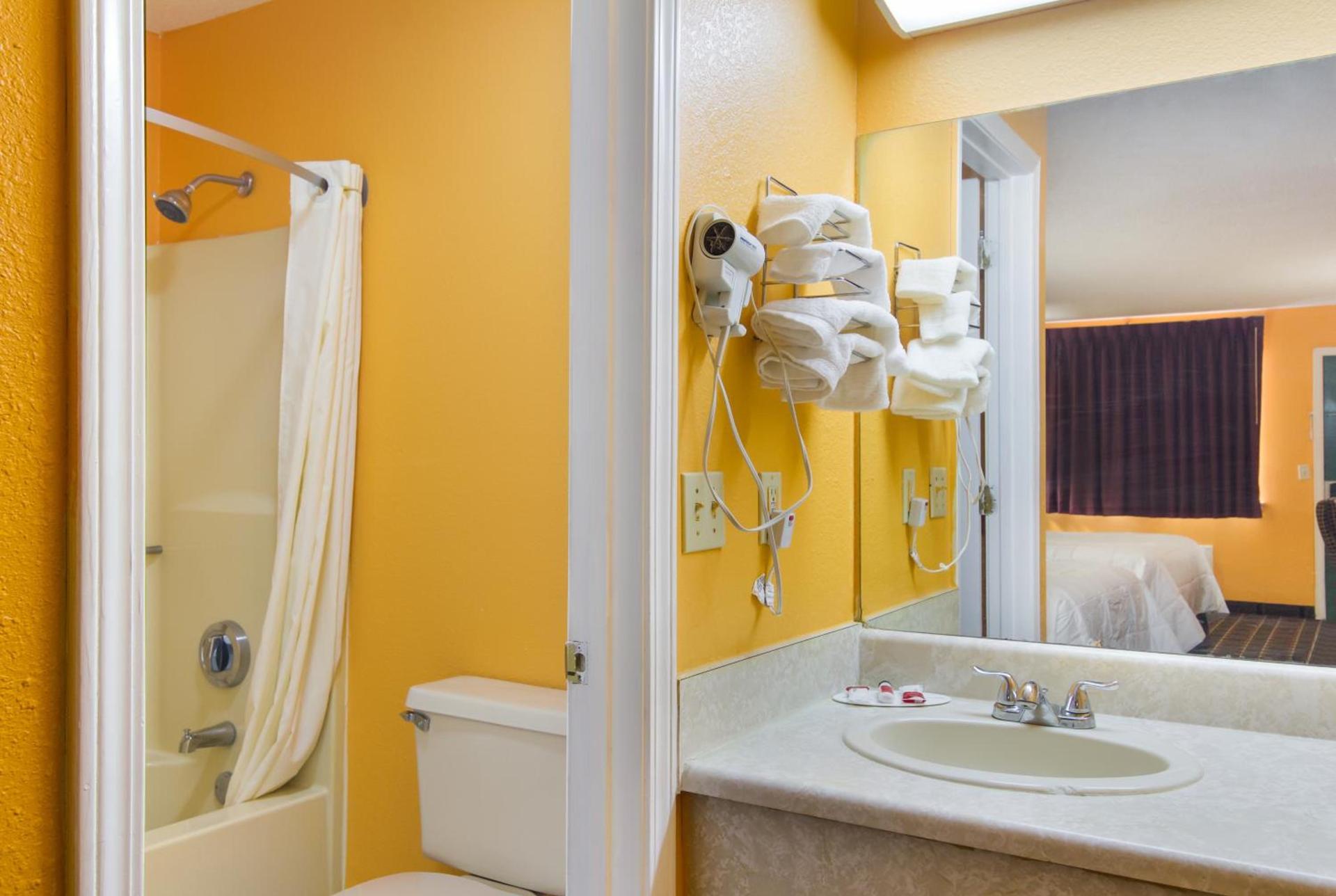 Americas Best Value Inn Darien photo 23