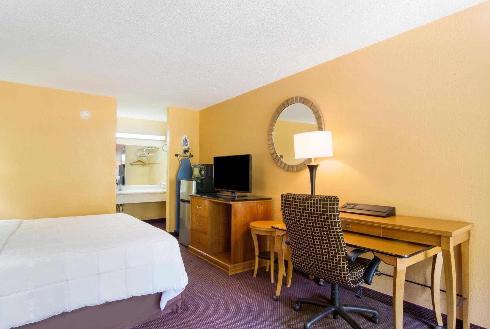 Americas Best Value Inn Darien photo 9