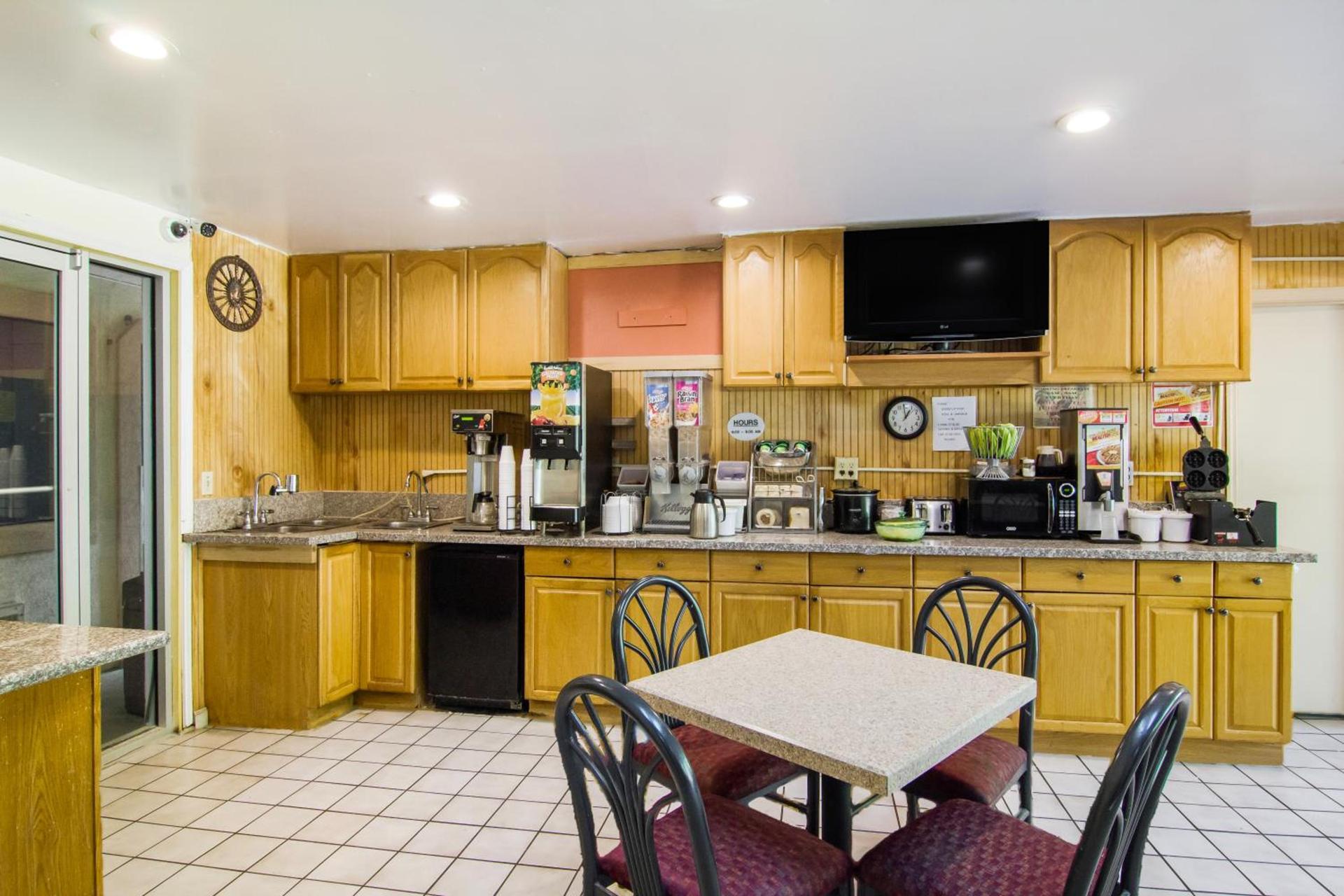 Americas Best Value Inn Darien photo 19
