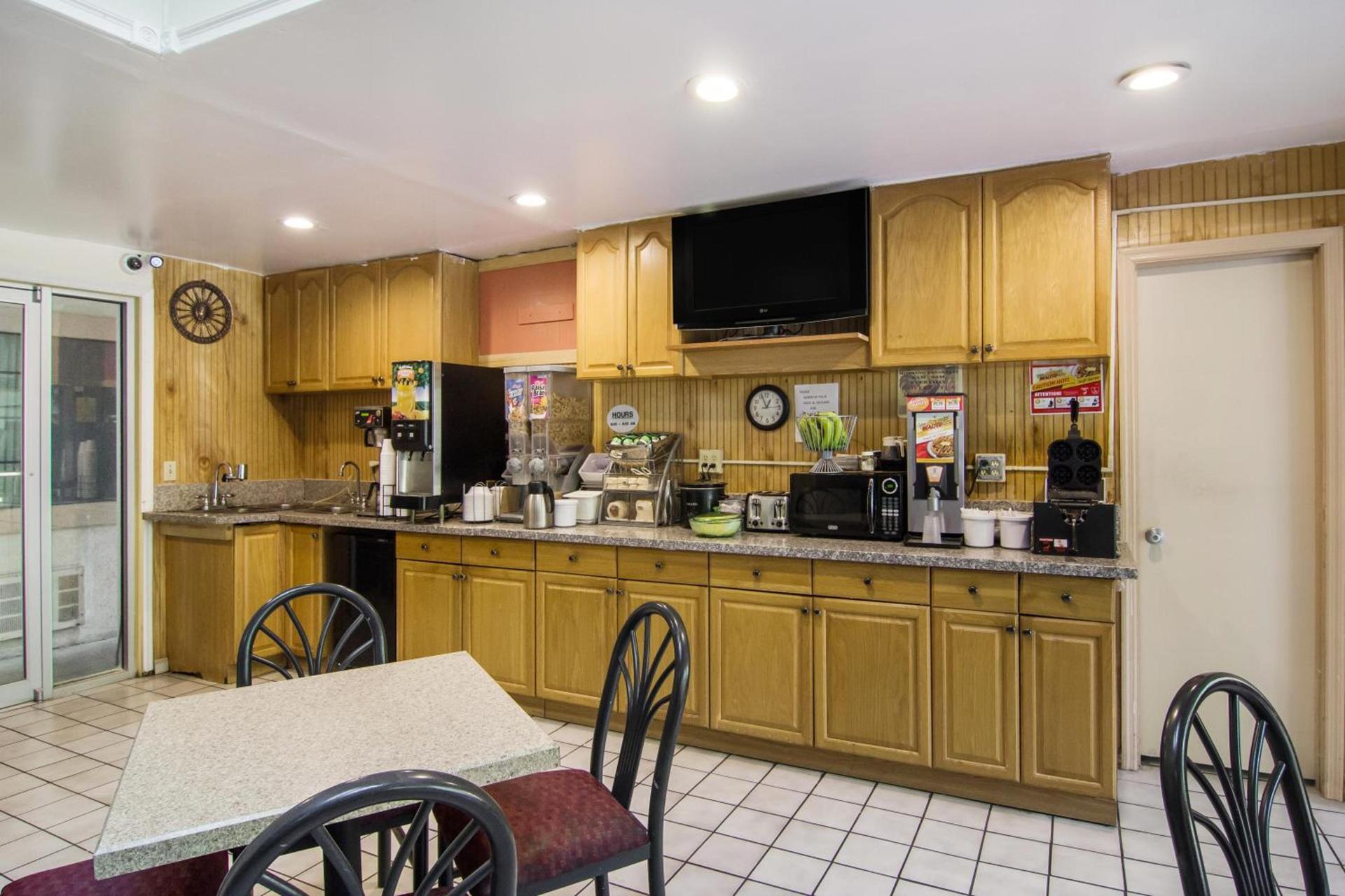 Americas Best Value Inn Darien photo 11