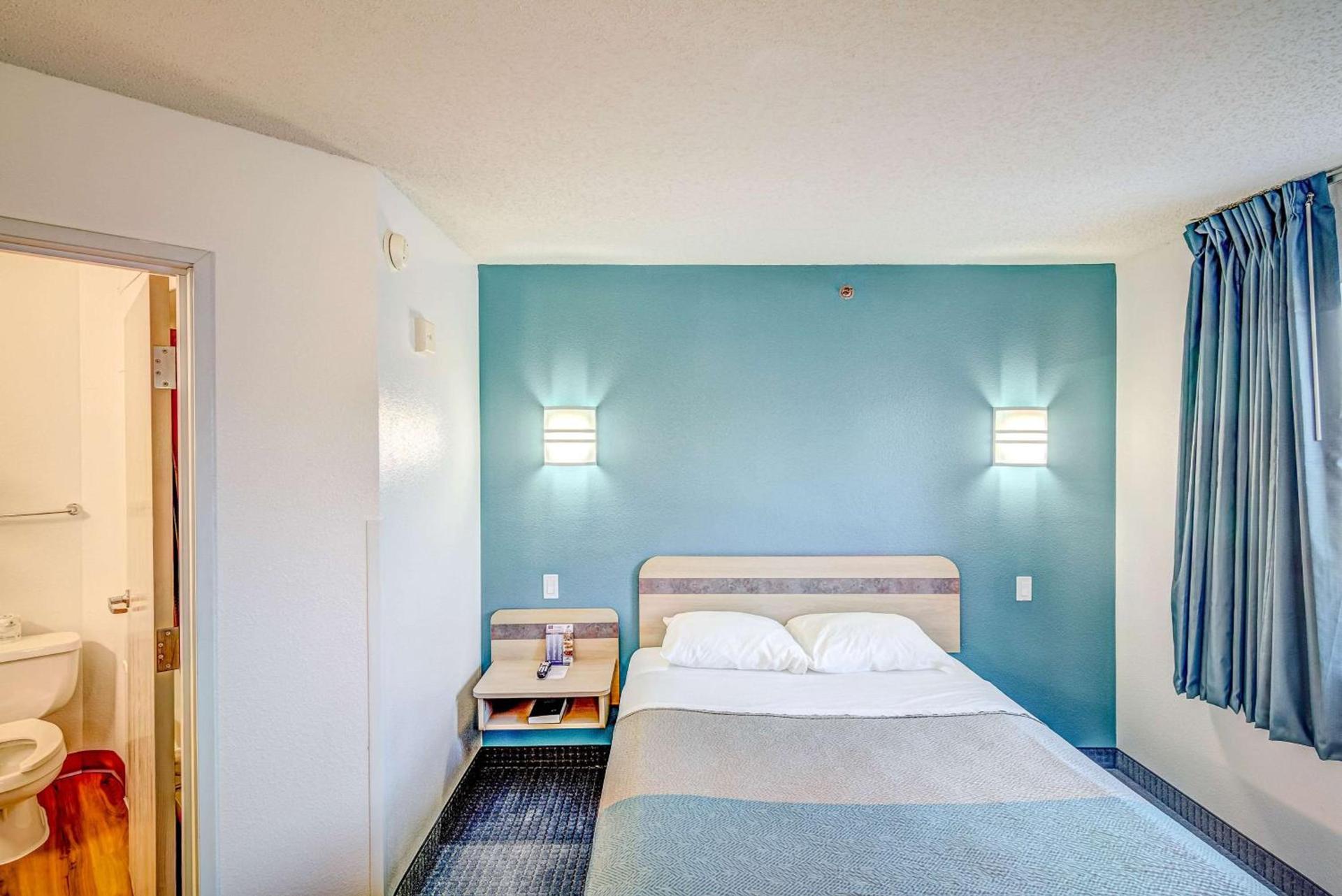 Econo Lodge Menomonie photo 4