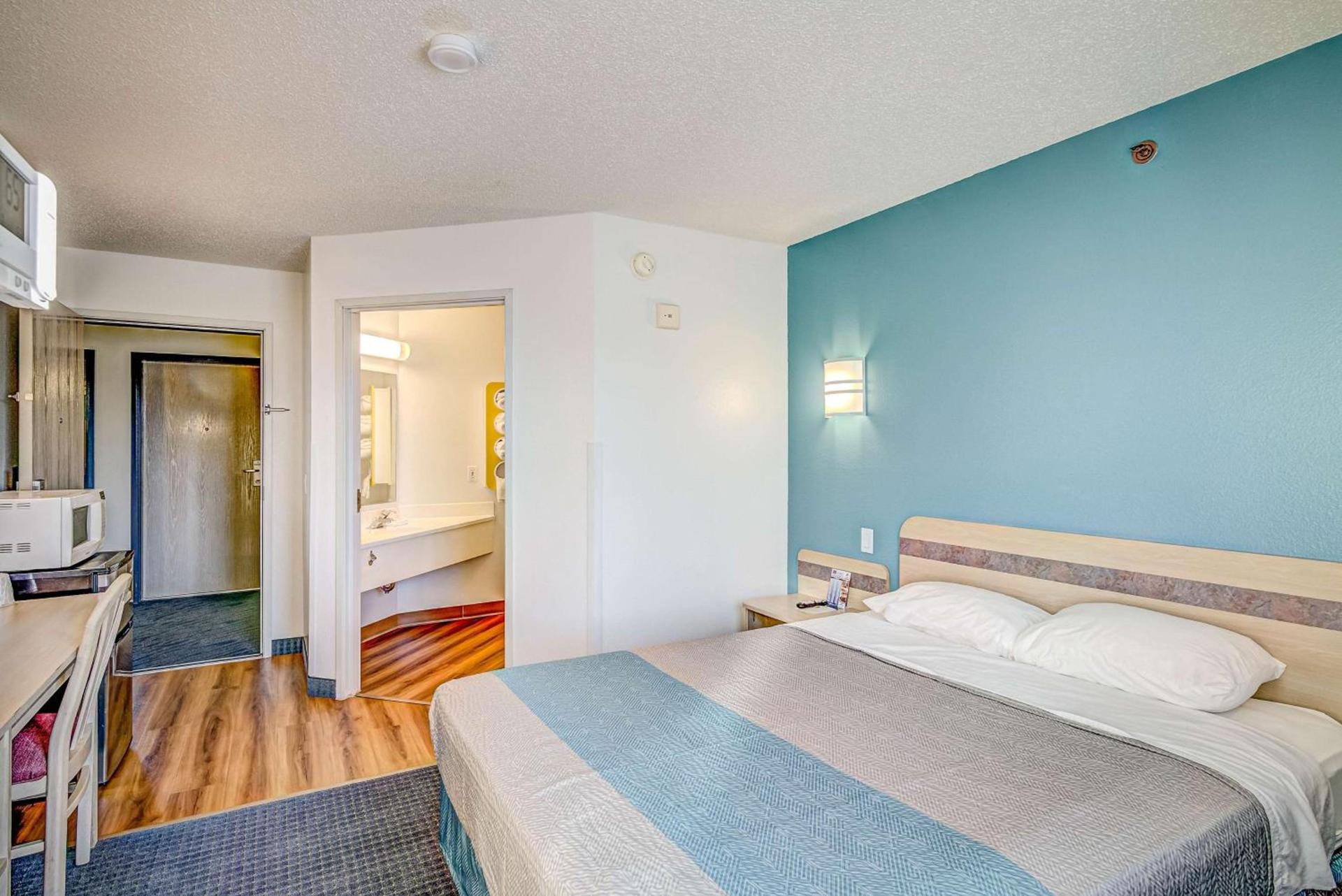 Econo Lodge Menomonie photo 6