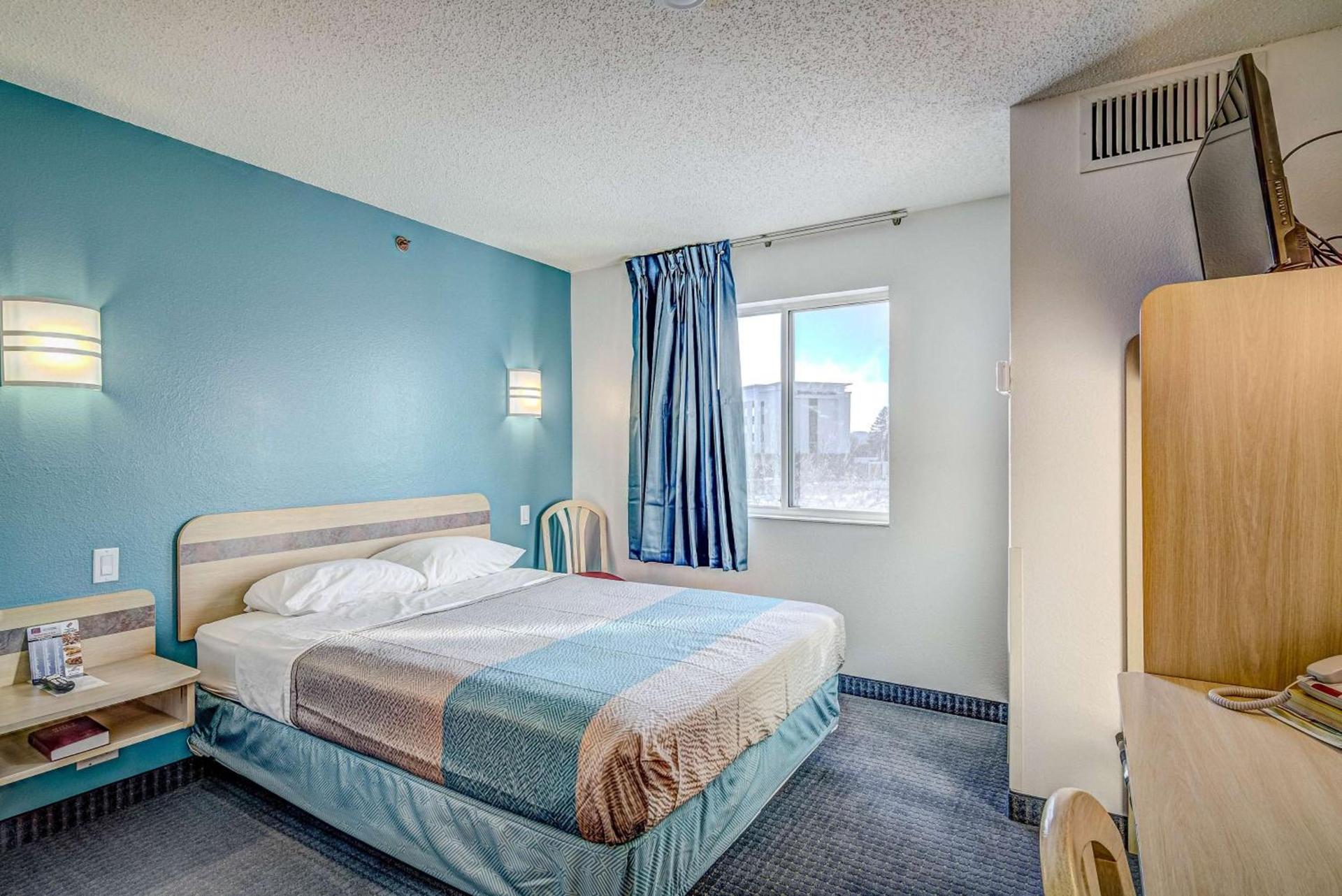 Econo Lodge Menomonie photo 8