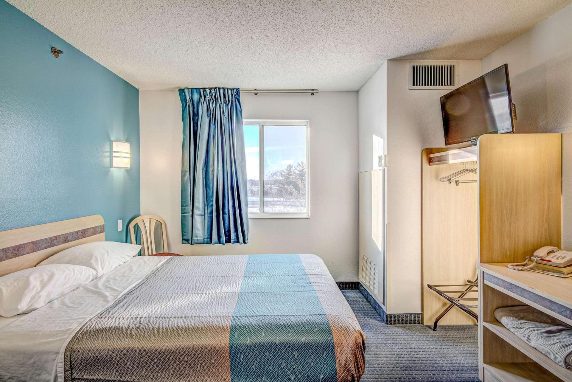 Econo Lodge Menomonie photo 9