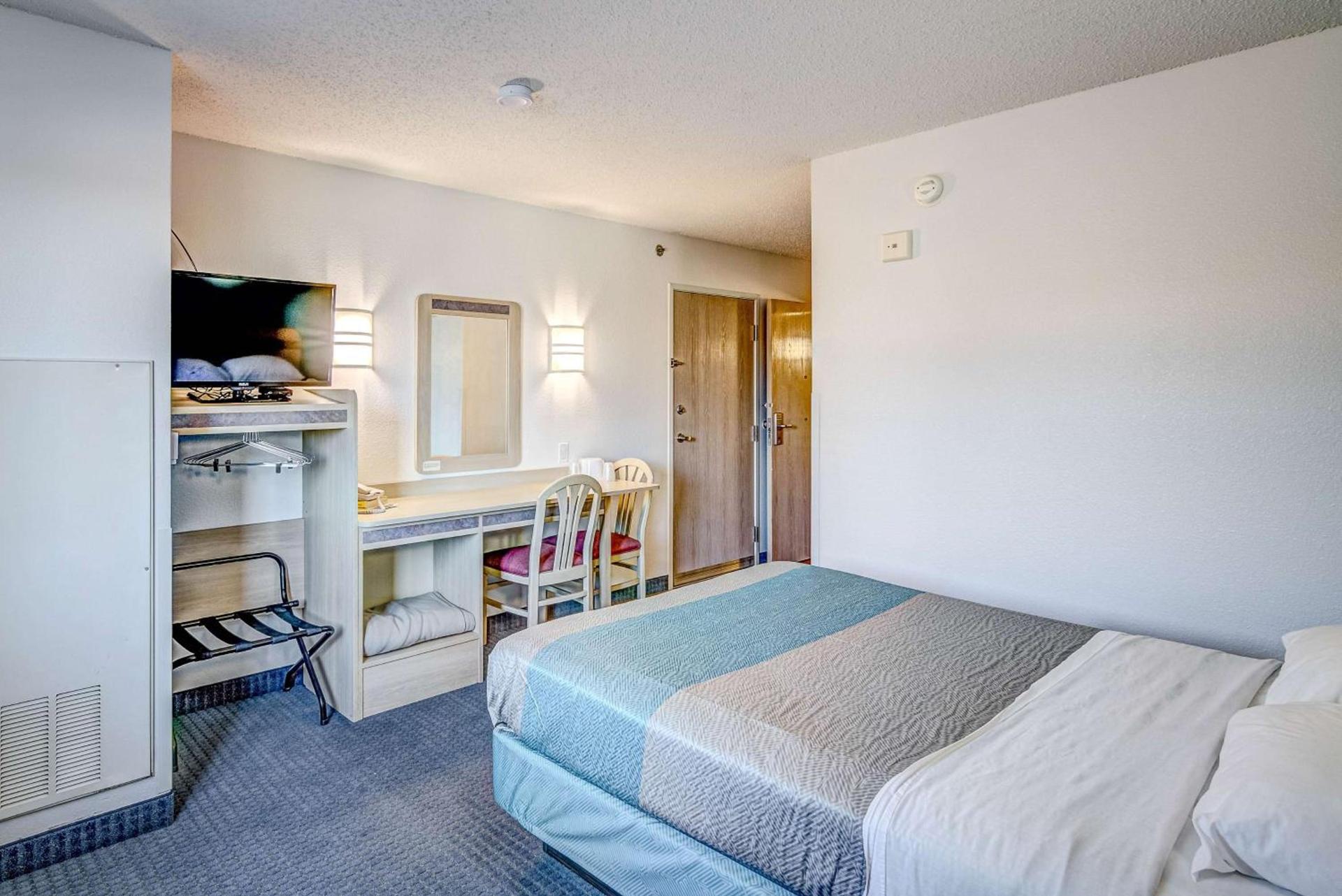 Econo Lodge Menomonie photo 14