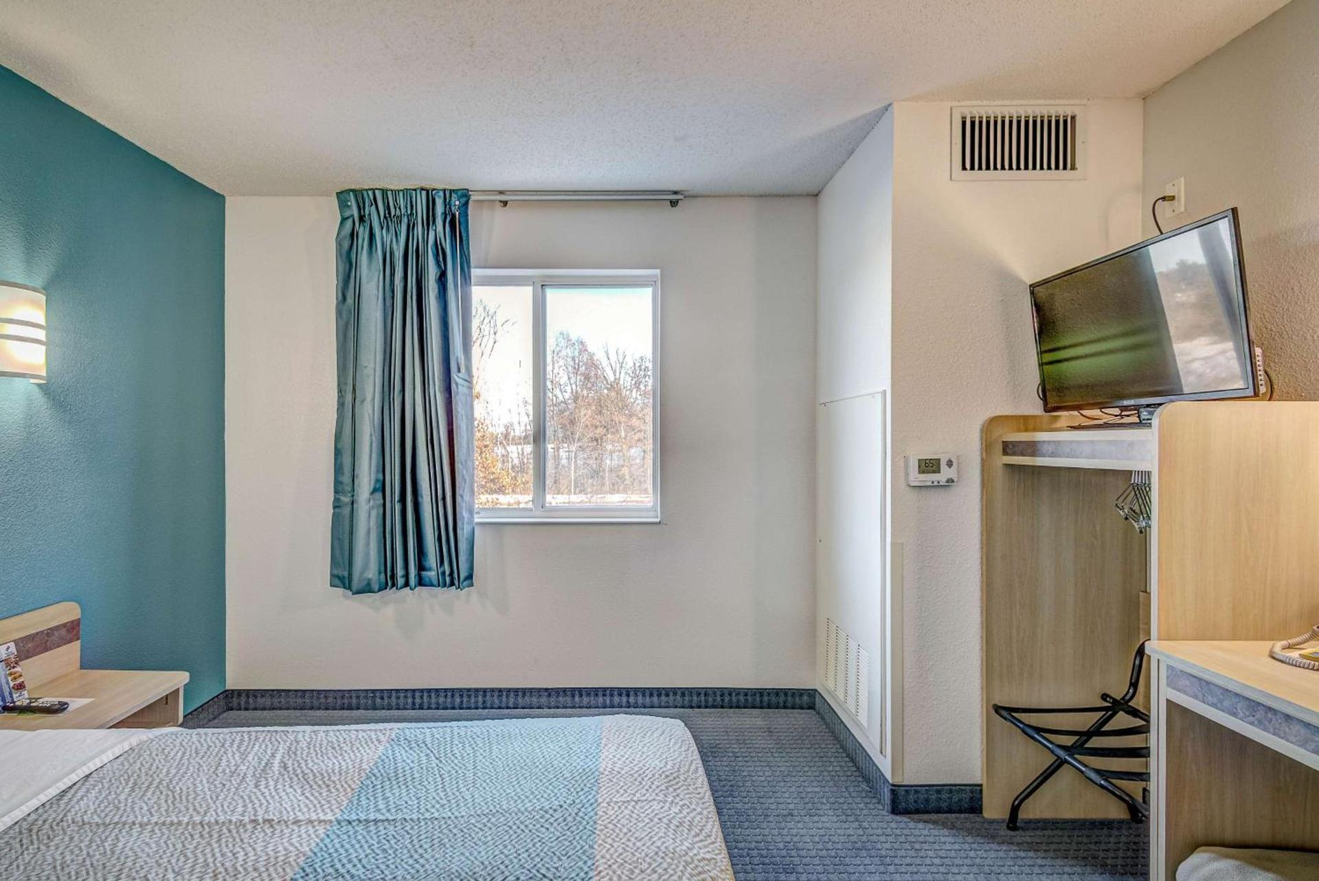 Econo Lodge Menomonie photo 16