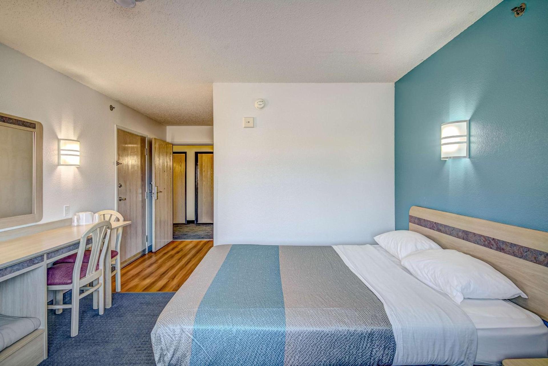 Econo Lodge Menomonie photo 13