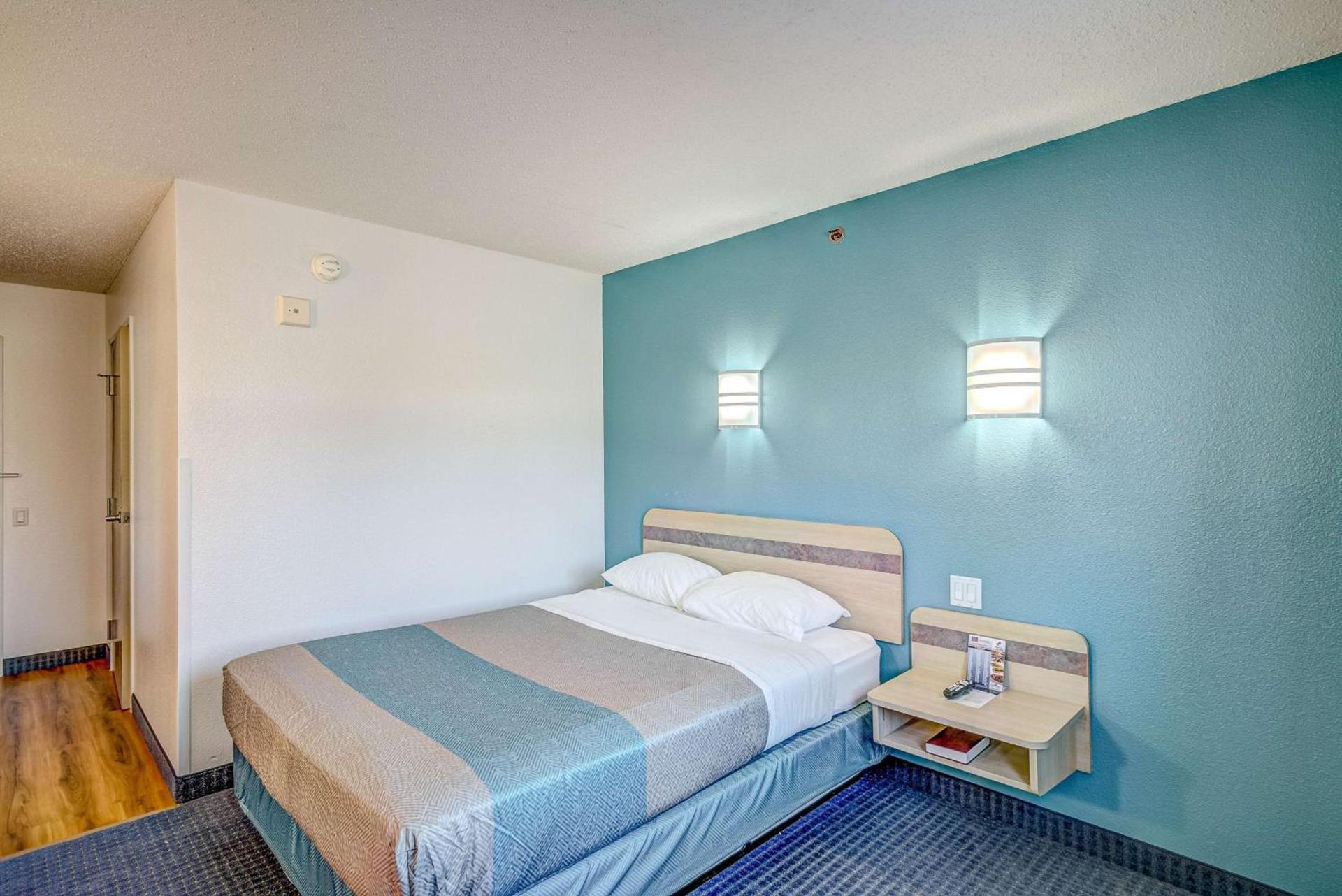 Econo Lodge Menomonie photo 12
