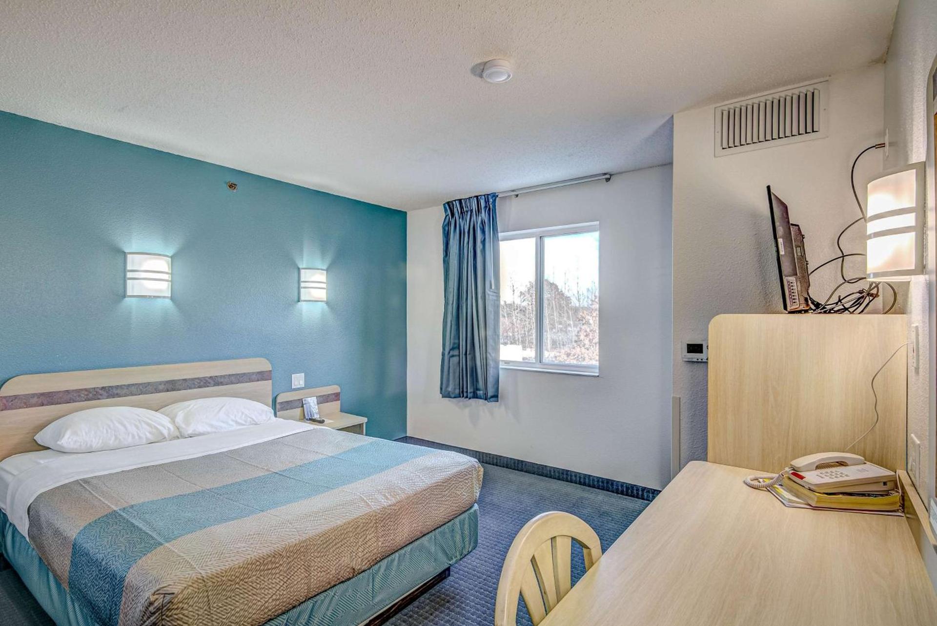 Econo Lodge Menomonie photo 17