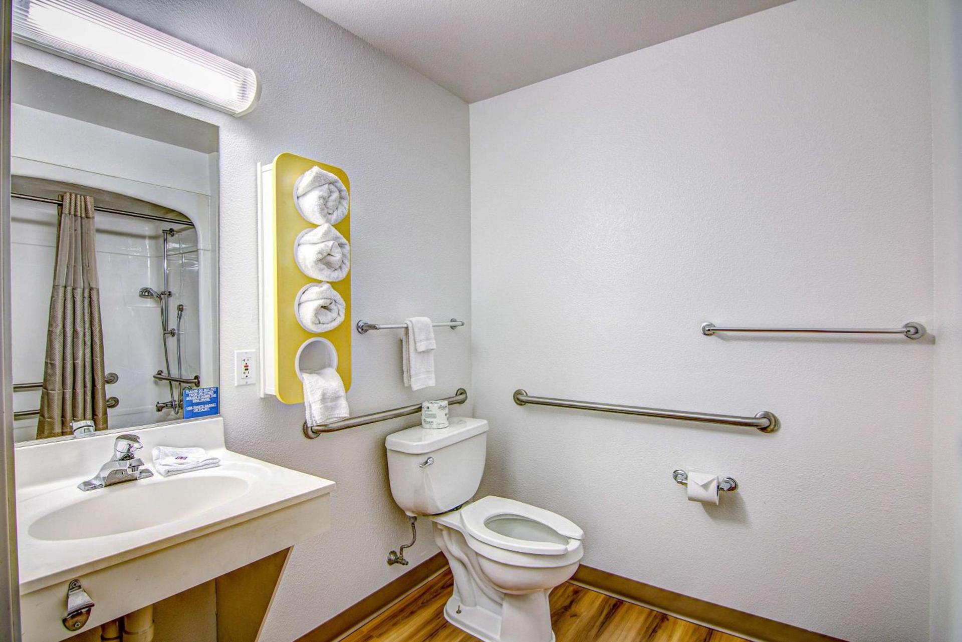 Econo Lodge Menomonie photo 33