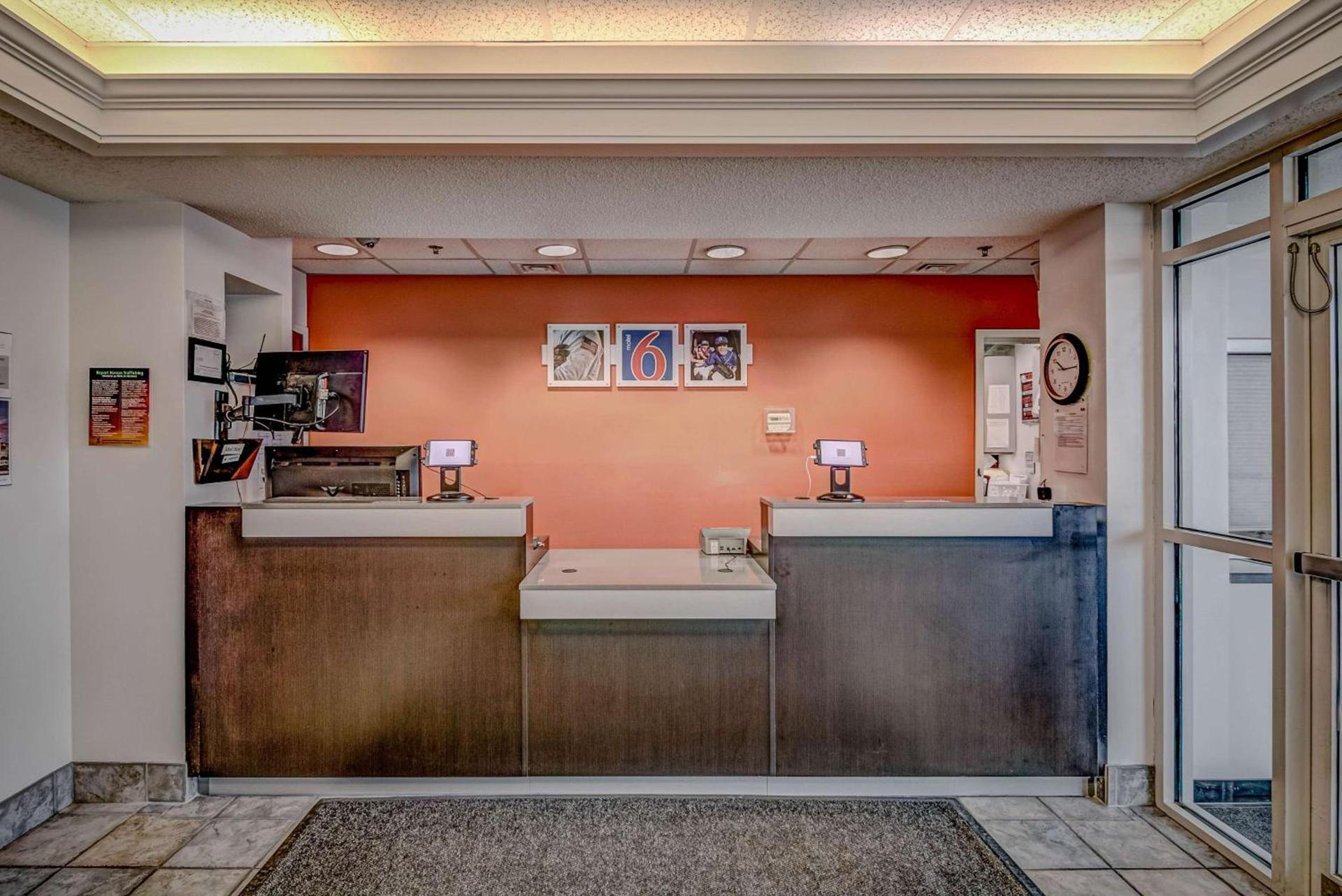 Econo Lodge Menomonie photo 35