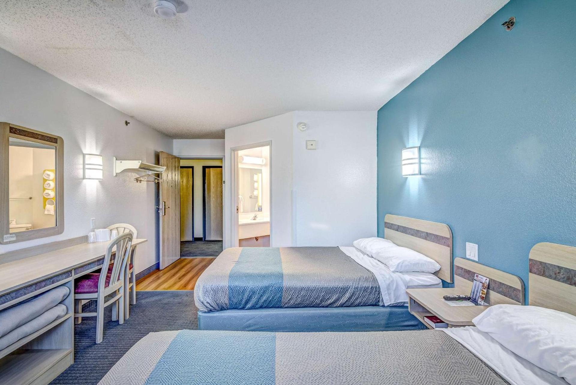 Econo Lodge Menomonie photo 26