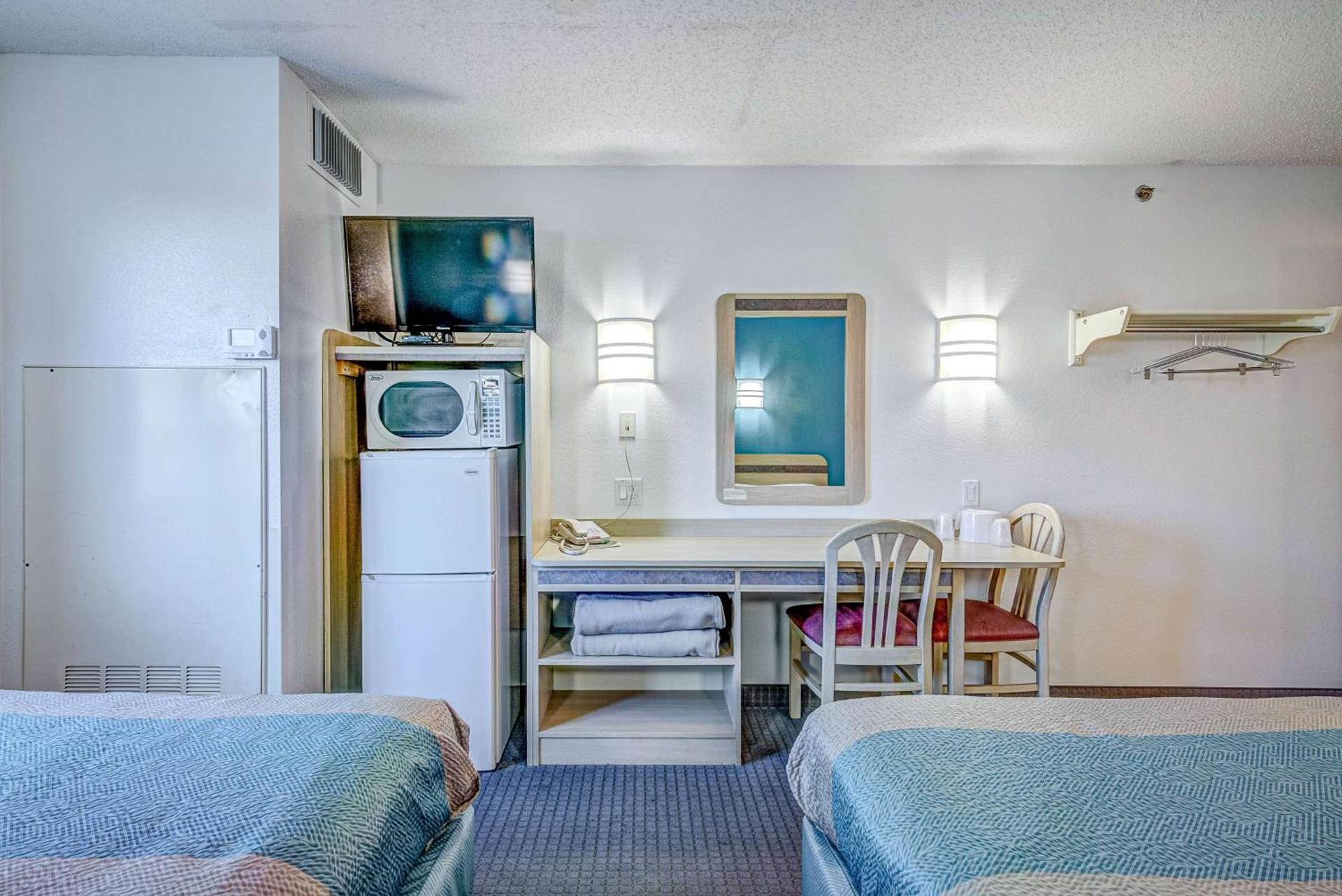 Econo Lodge Menomonie photo 30