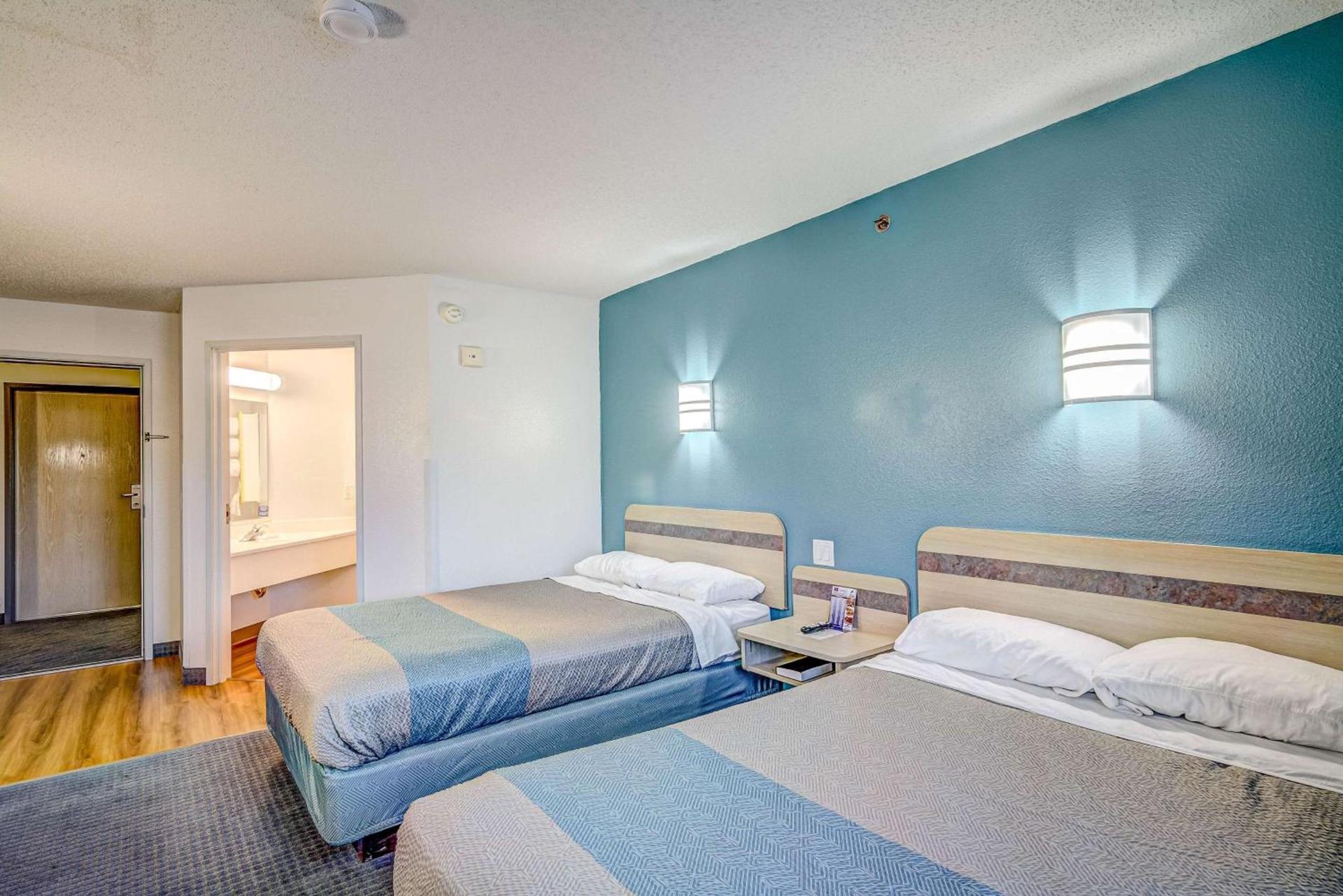 Econo Lodge Menomonie photo 27