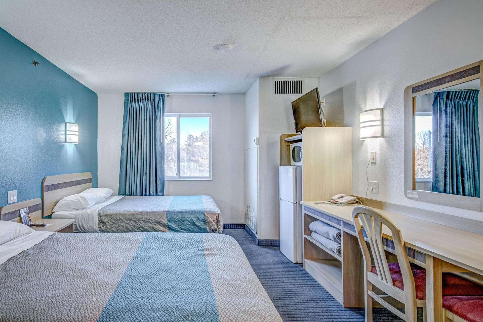 Econo Lodge Menomonie photo 32