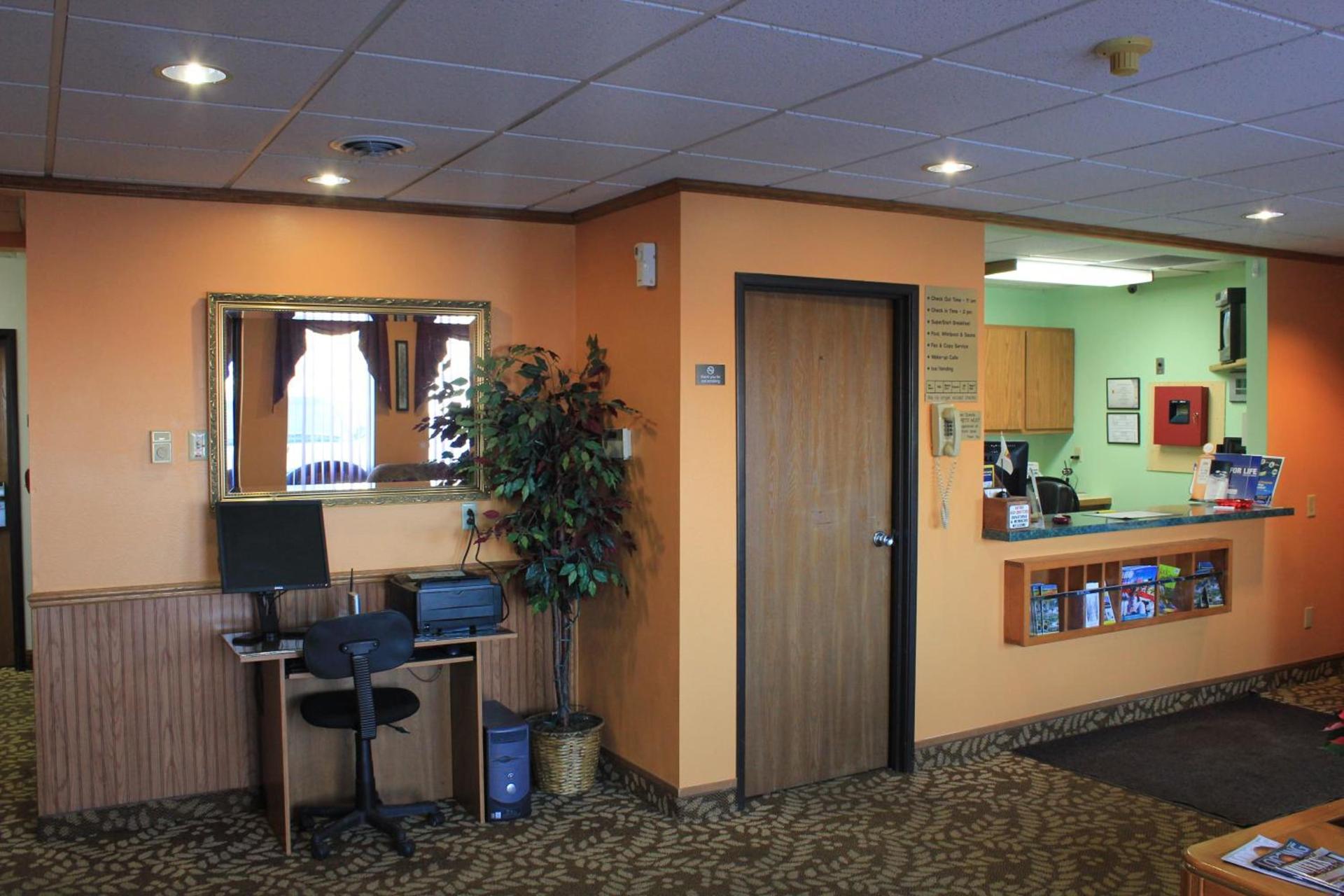 Super 8 by Wyndham Antigo photo 20