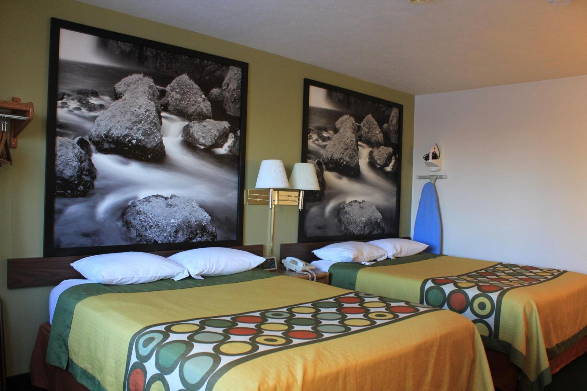 Super 8 by Wyndham Antigo photo 21