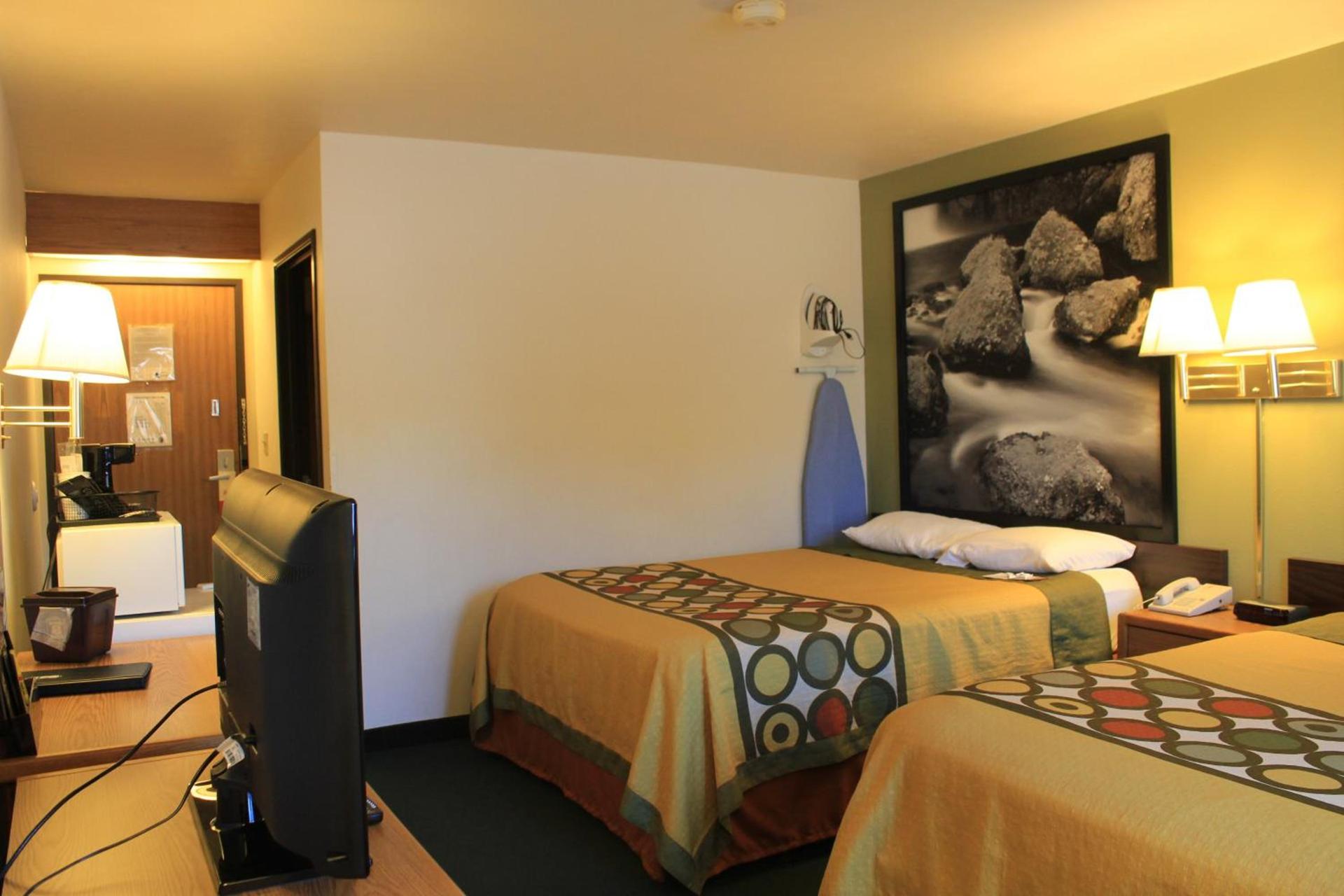 Super 8 by Wyndham Antigo photo 22