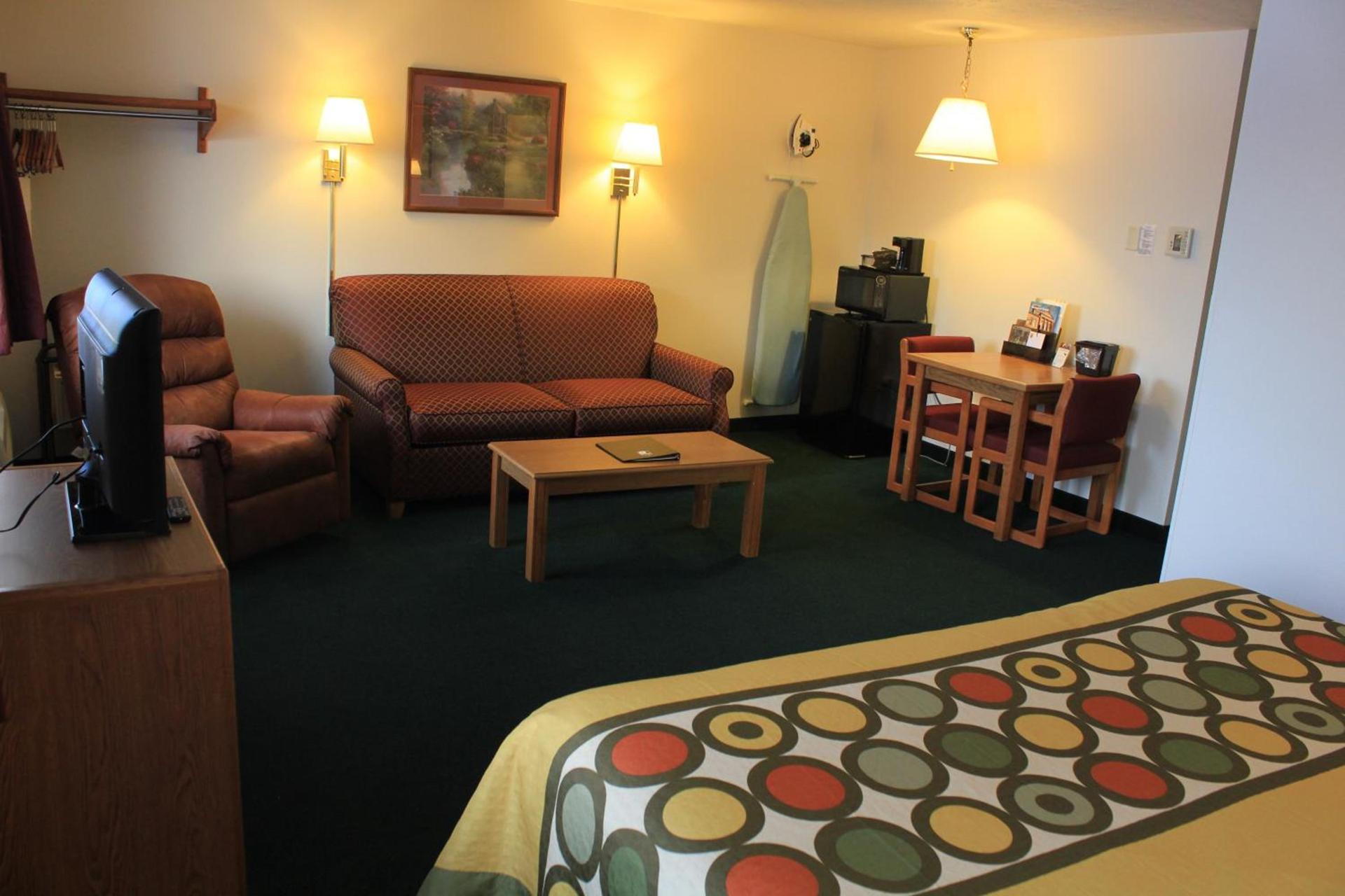 Super 8 by Wyndham Antigo photo 25