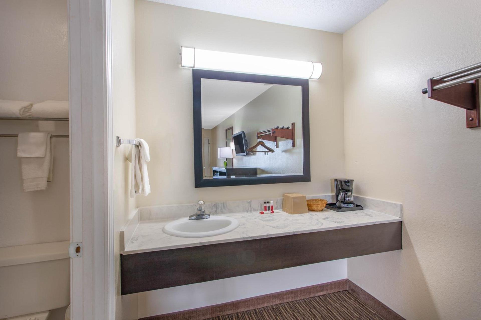 Super 8 by Wyndham Florence photo 41