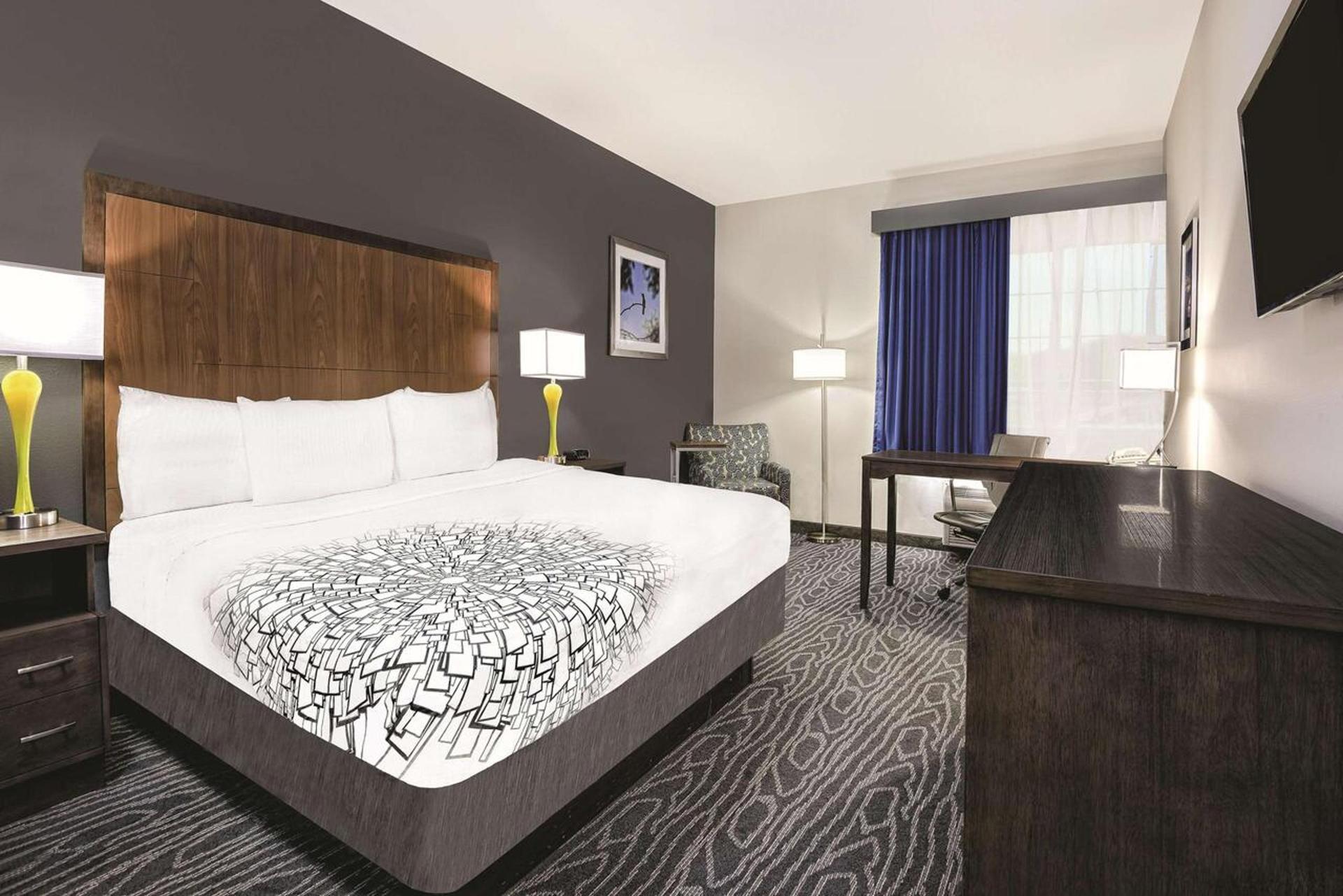 La Quinta Inn & Suites by Wyndham Mercedes Outlet Mall photo 17