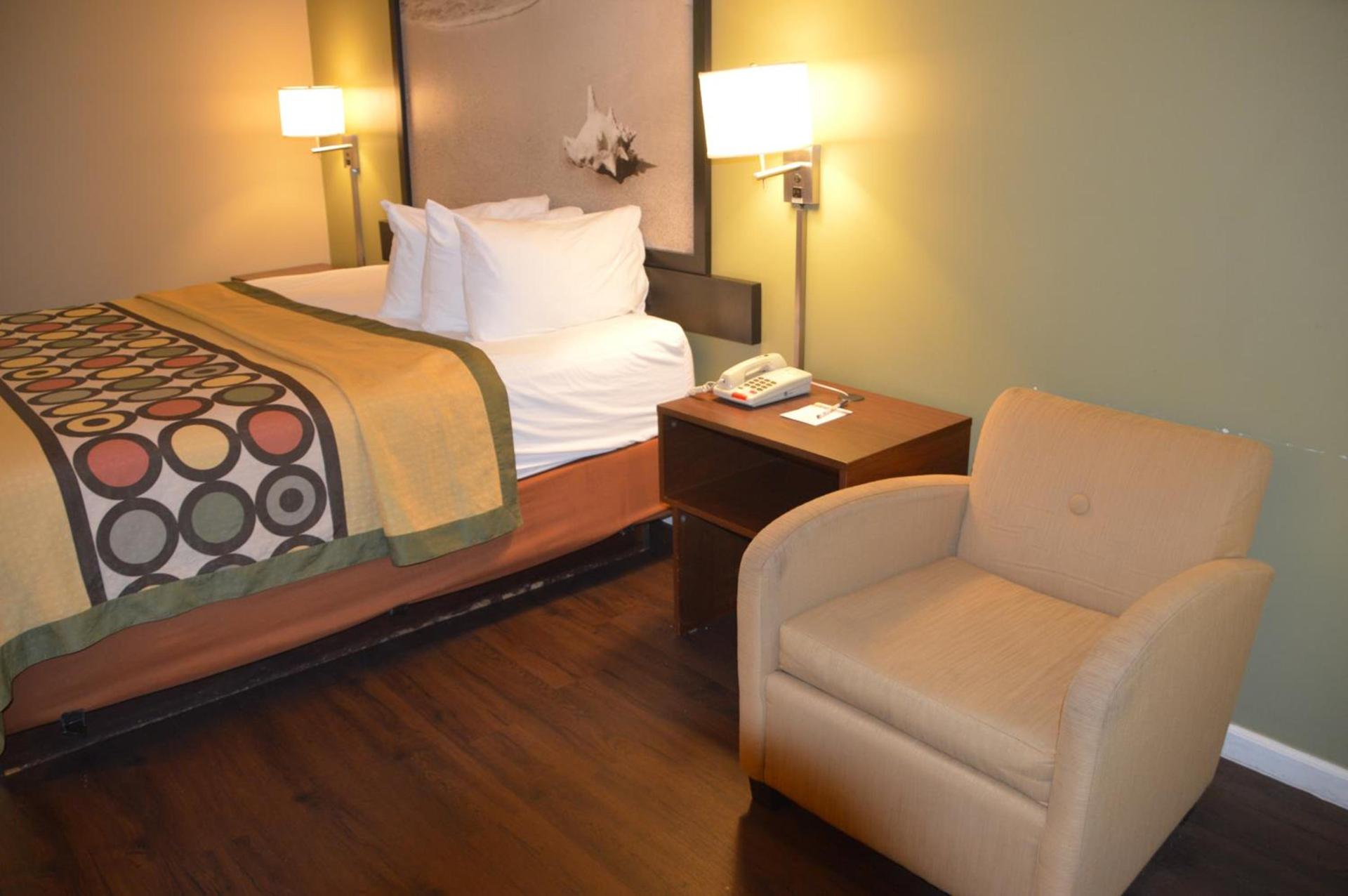 Super 8 by Wyndham Monticello photo 11
