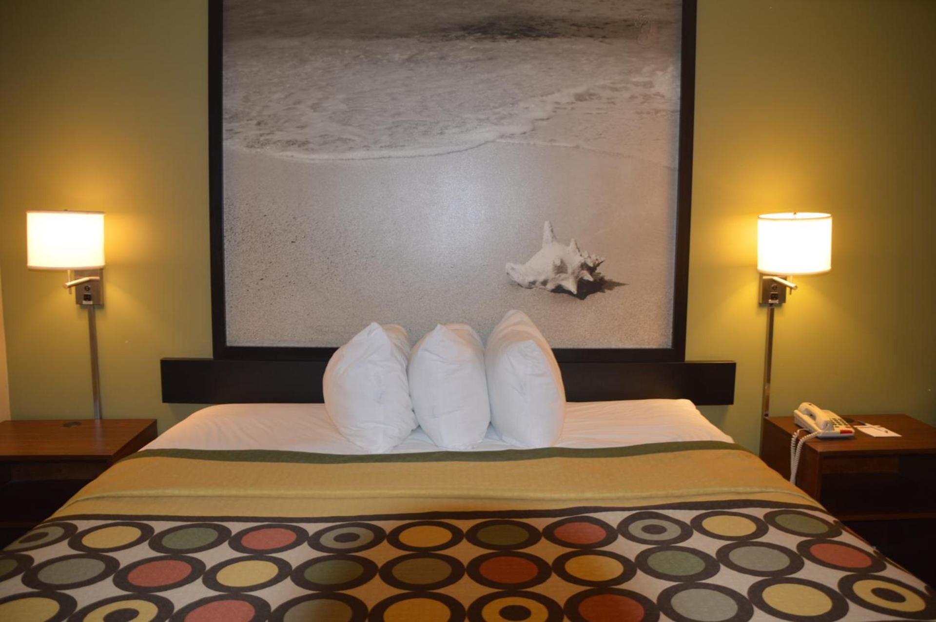 Super 8 by Wyndham Monticello photo 9