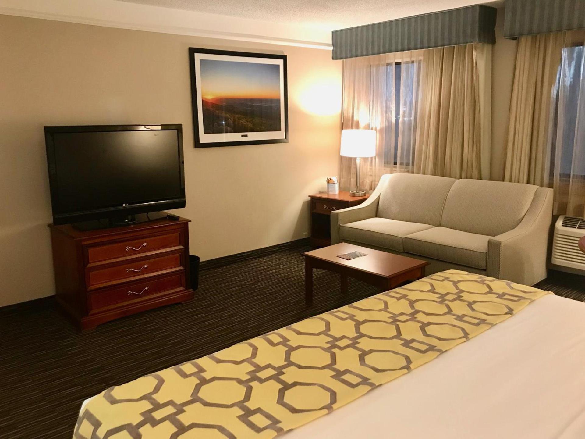 Baymont by Wyndham Texarkana photo 20