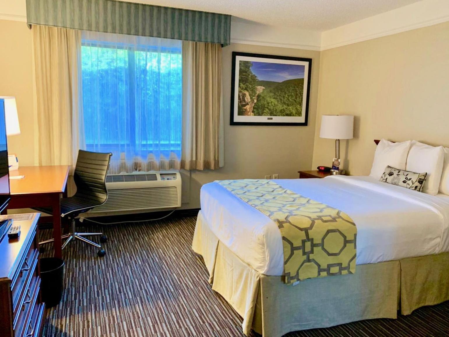 Baymont by Wyndham Texarkana photo 14