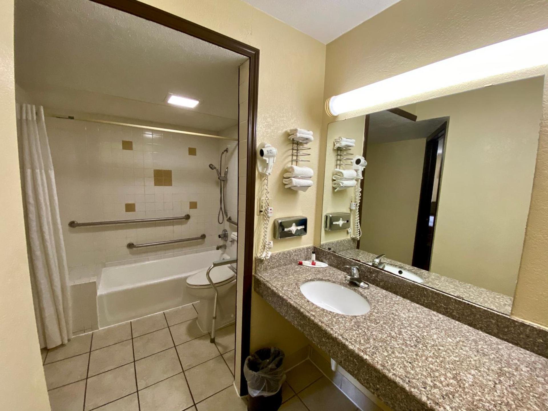 Super 8 by Wyndham Shawnee photo 39